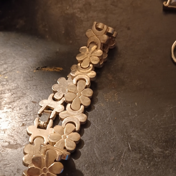 Sterling Silver 9.25 Cluster Flower Design Pattern Bracelet. - Picture 5 of 9